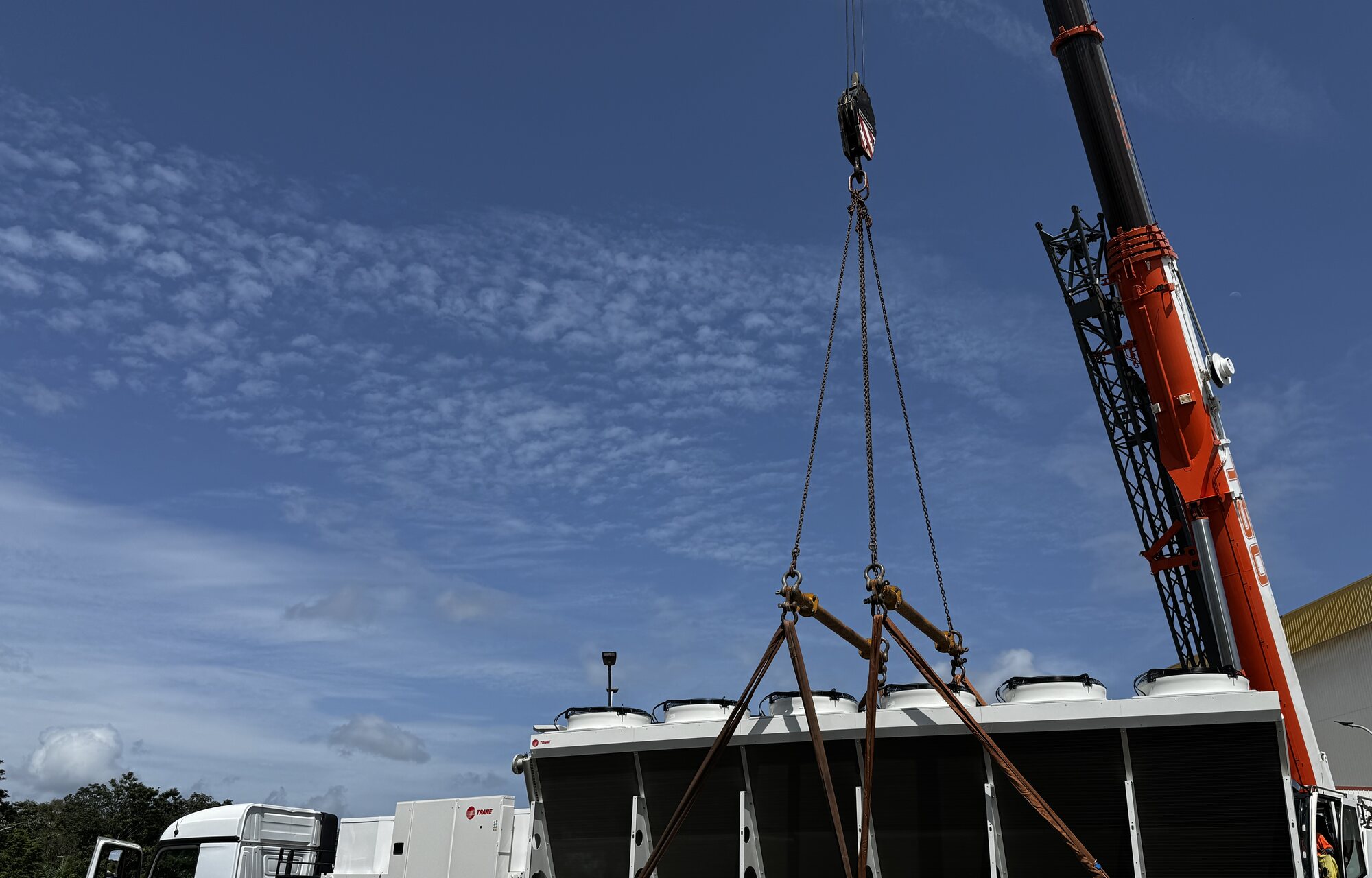 Levage d’un aérocondenseur lors du chantier EPCU S5