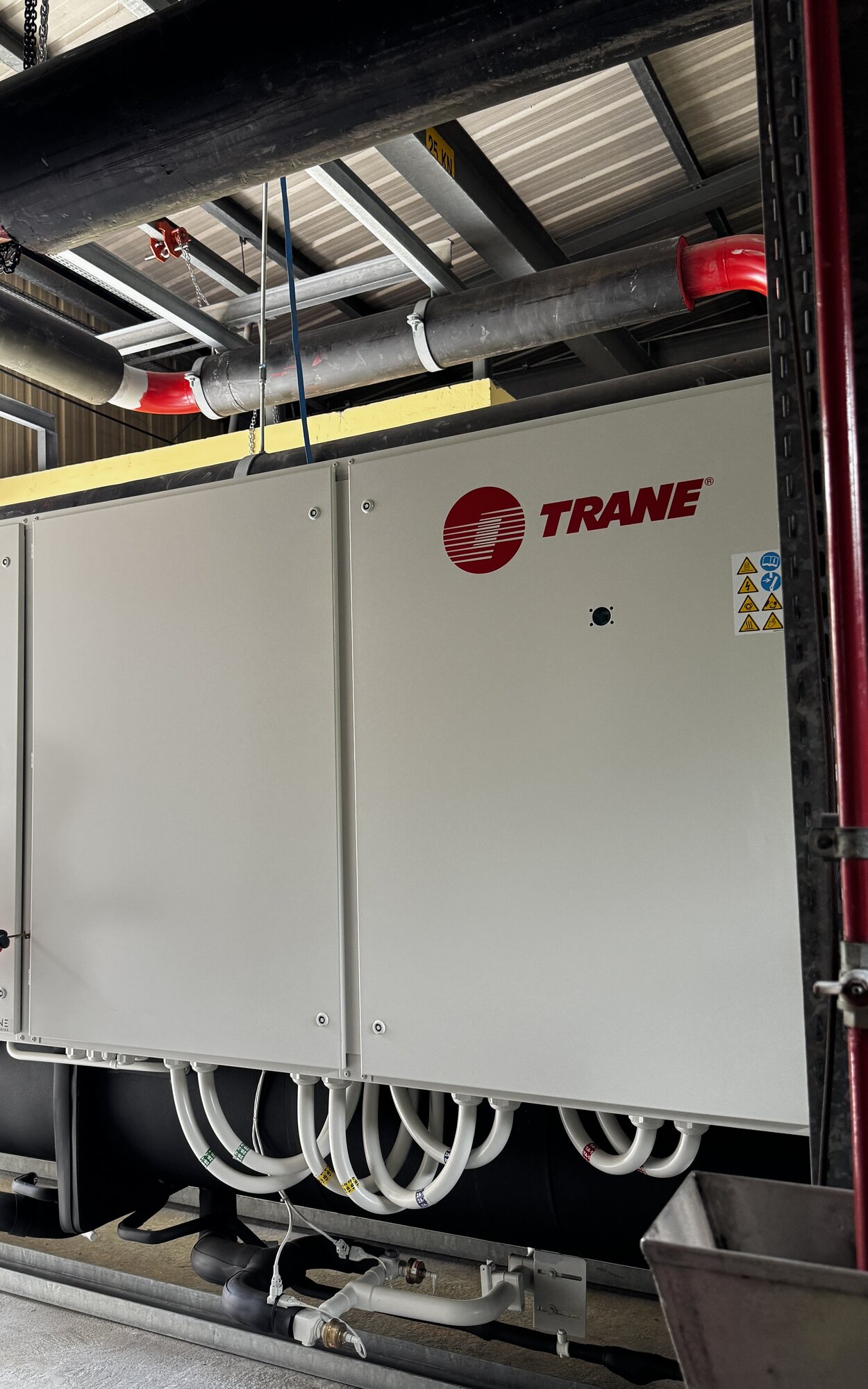 Groupe froid et raccordements techniques en cours d’installation